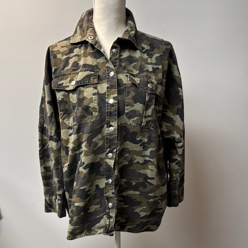 Camo Button-Up Shirt Jacket Size S/M Oversized Snap Front